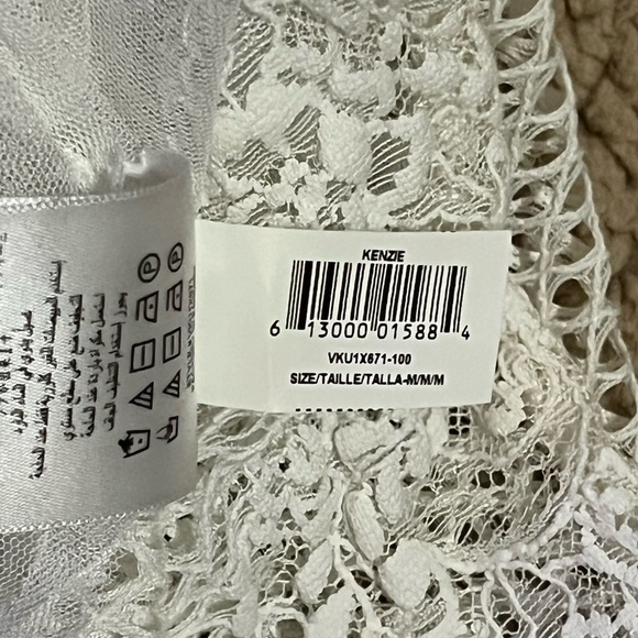 🖤 Beautiful Like New BCBG Maxazria Kenzie' Blouse🖤 - Picture 8 of 8